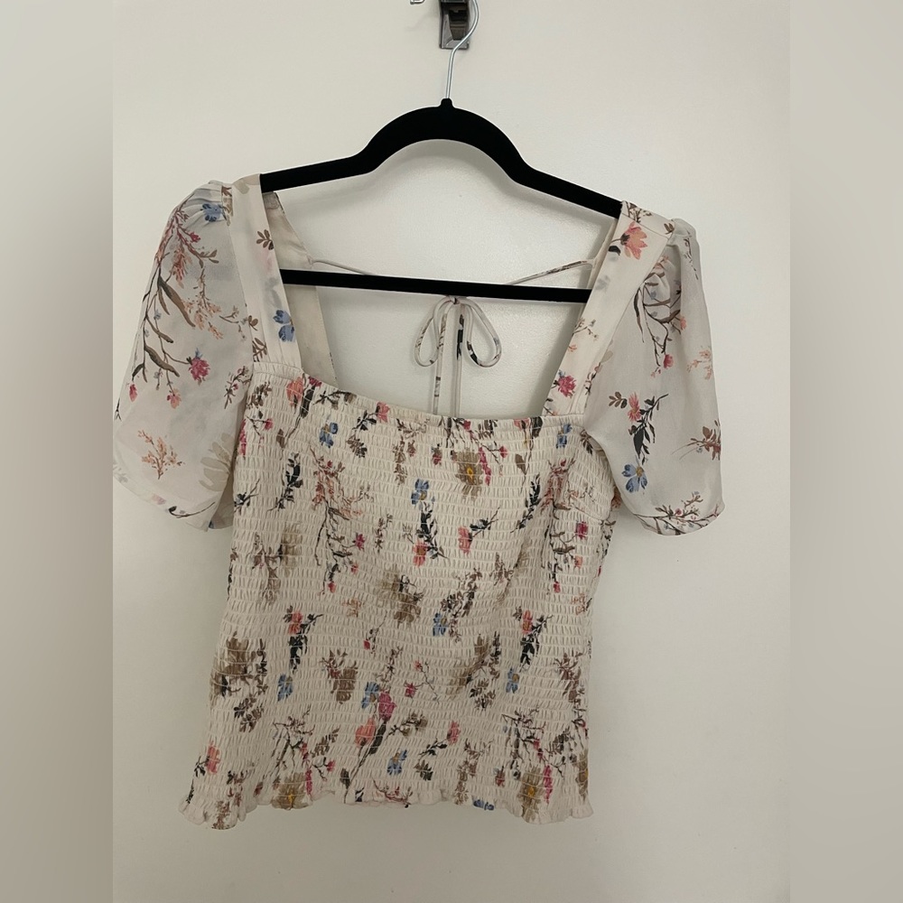 Feminine Abercrombie top with flowy short sleeves